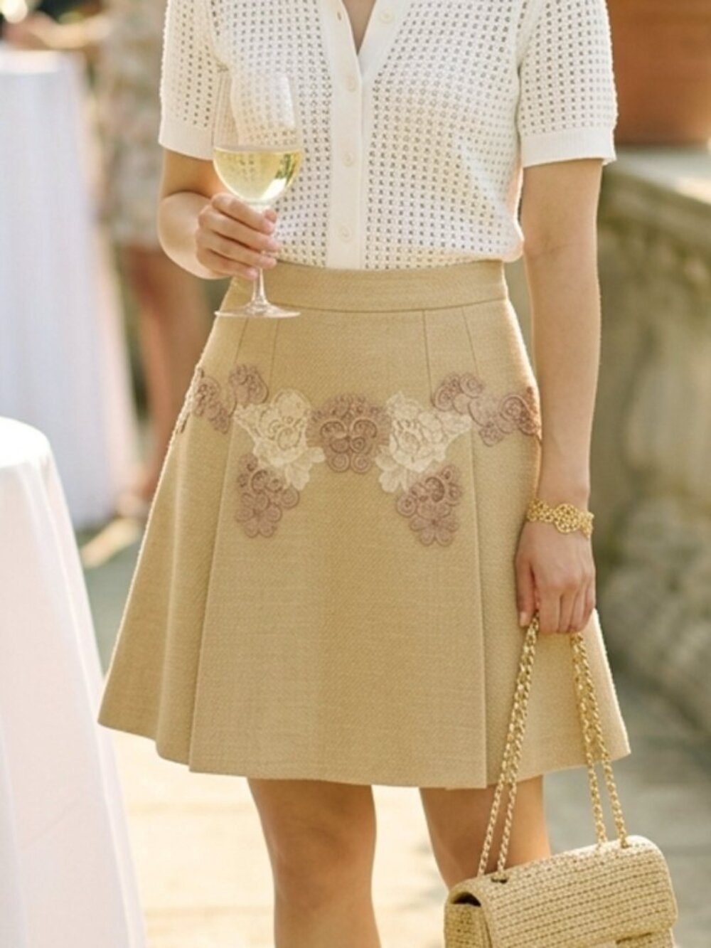 Authentic Dolce & Gabbana beige basket-weave pleated skirt with lace applique